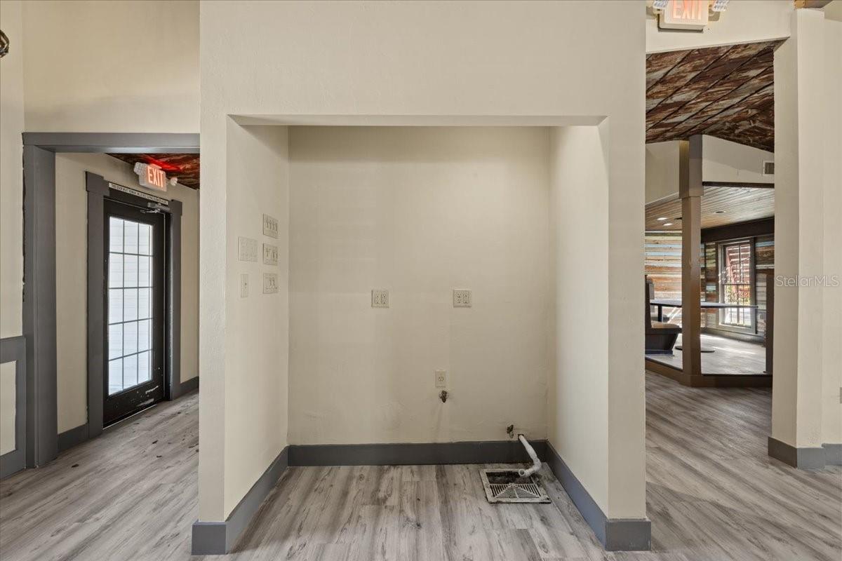 Listing photo id 14 for 115 1st Street