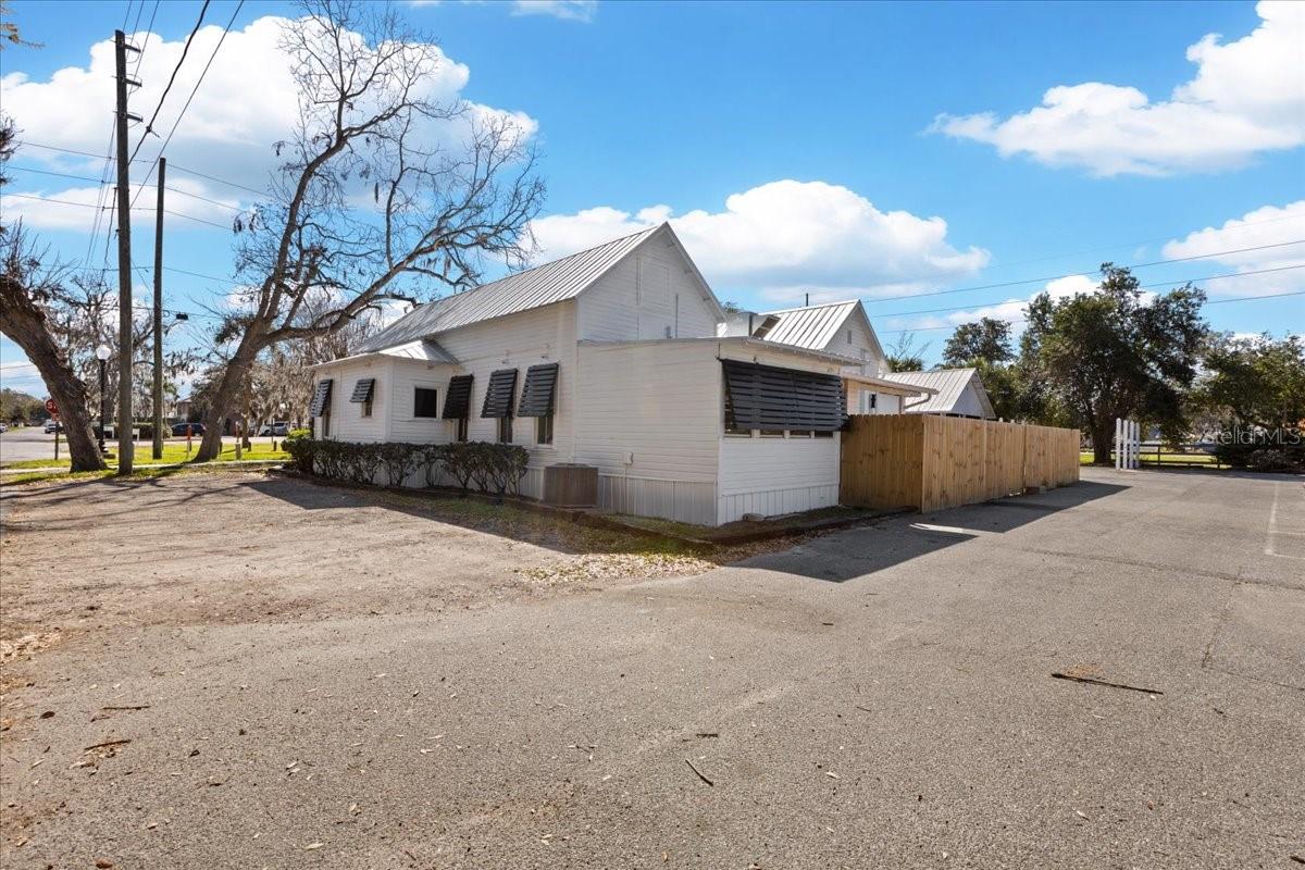 Listing photo id 47 for 115 1st Street