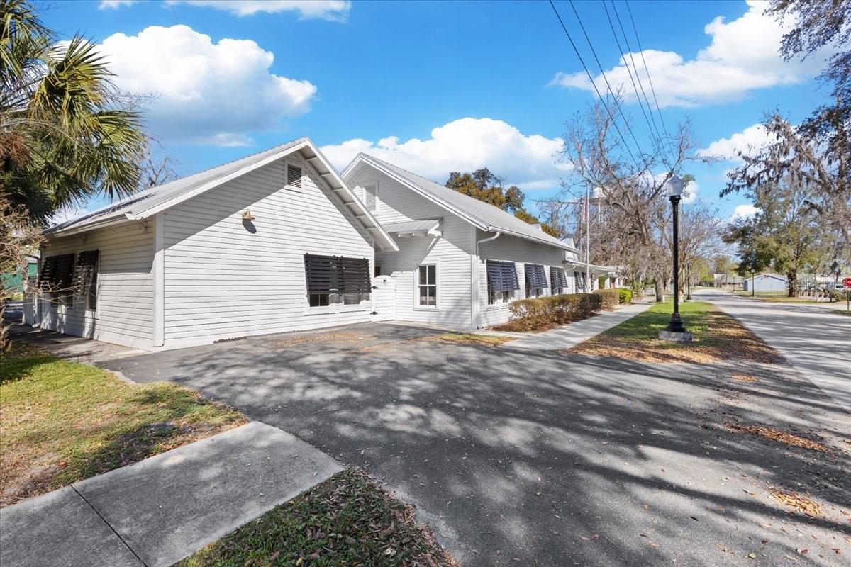 Listing photo id 5 for 115 1st Street