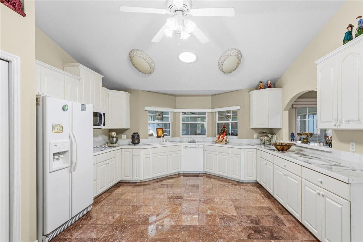 Listing photo id 8 for 196 Clubview Circle