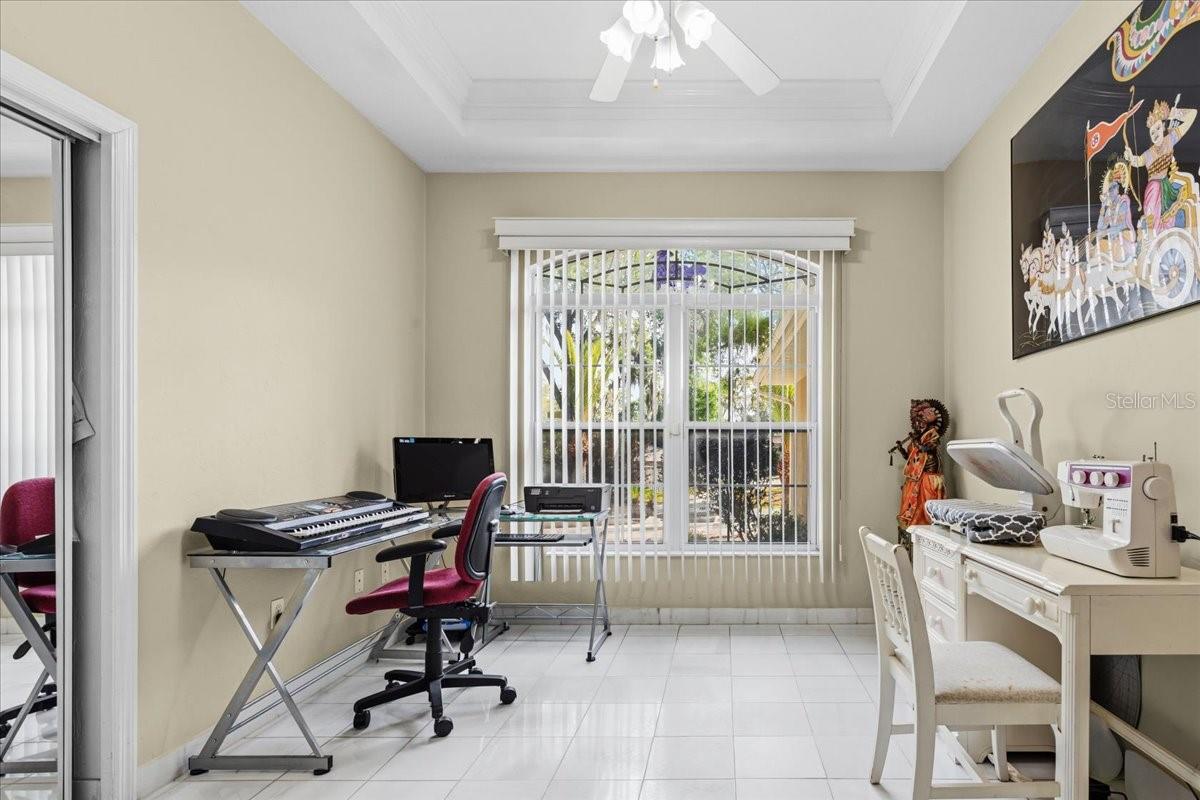 Listing photo id 10 for 196 Clubview Circle