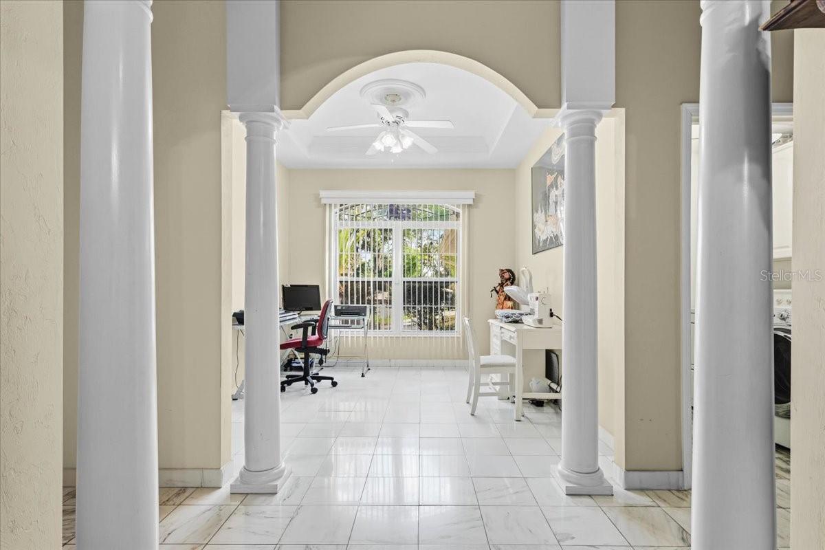 Listing photo id 11 for 196 Clubview Circle