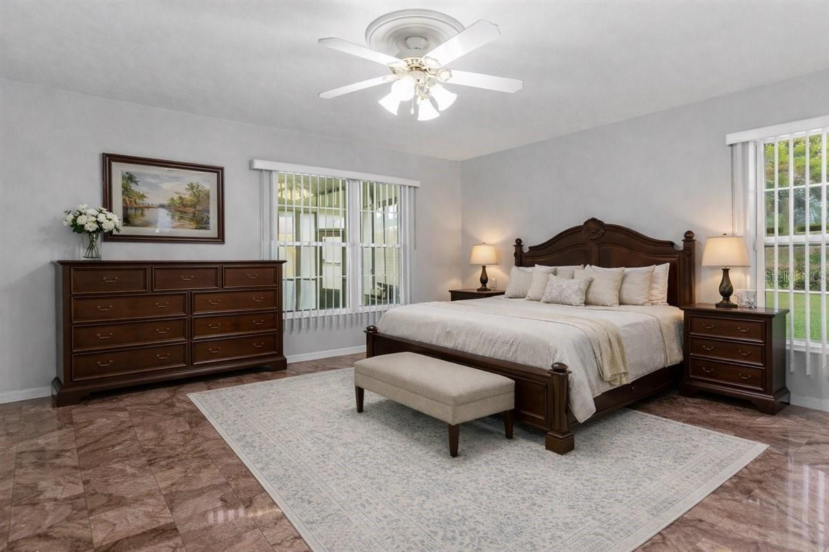 Listing photo id 13 for 196 Clubview Circle