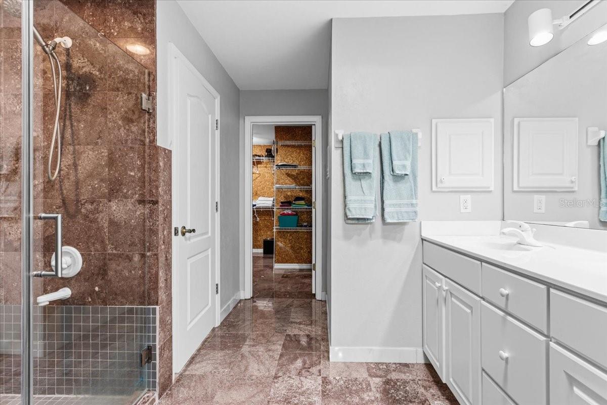 Listing photo id 14 for 196 Clubview Circle