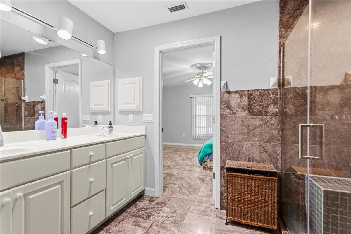 Listing photo id 15 for 196 Clubview Circle