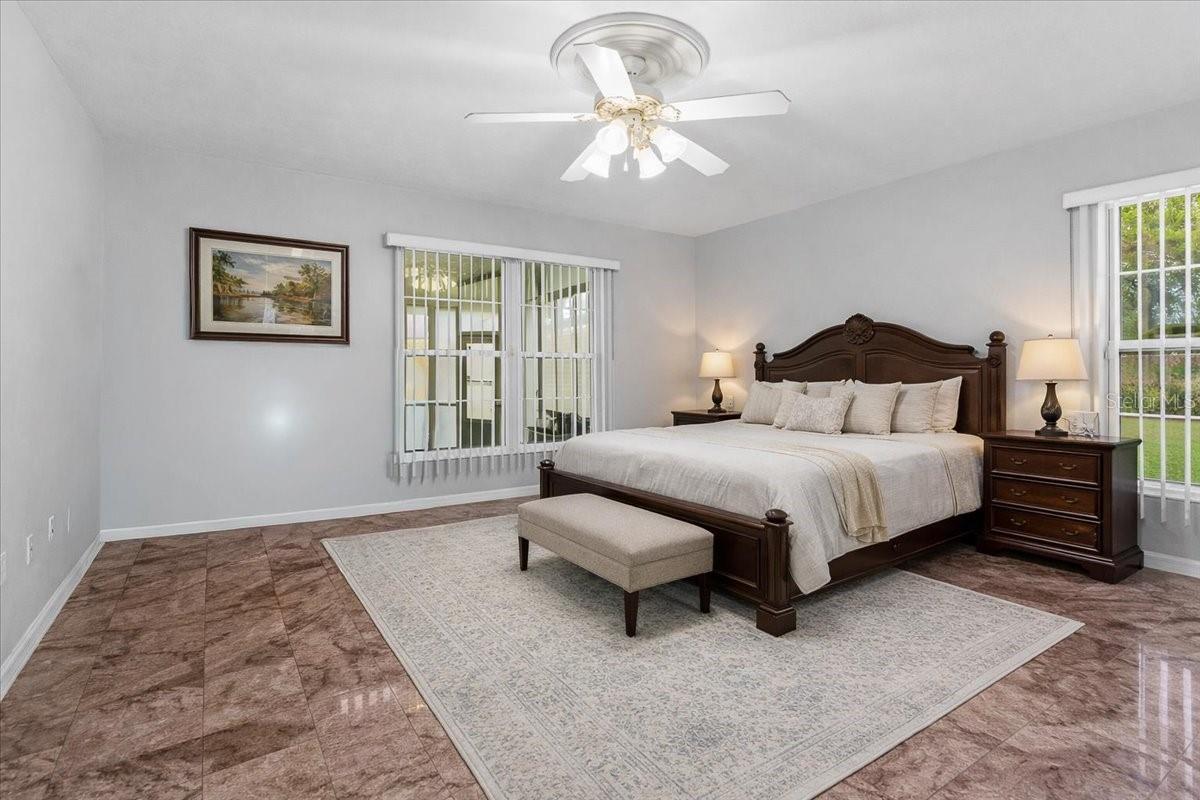 Listing photo id 16 for 196 Clubview Circle