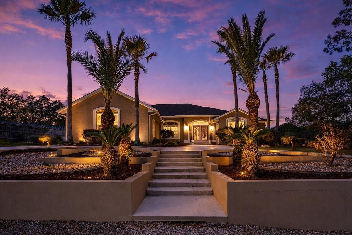 Listing photo id 0 for 196 Clubview Circle