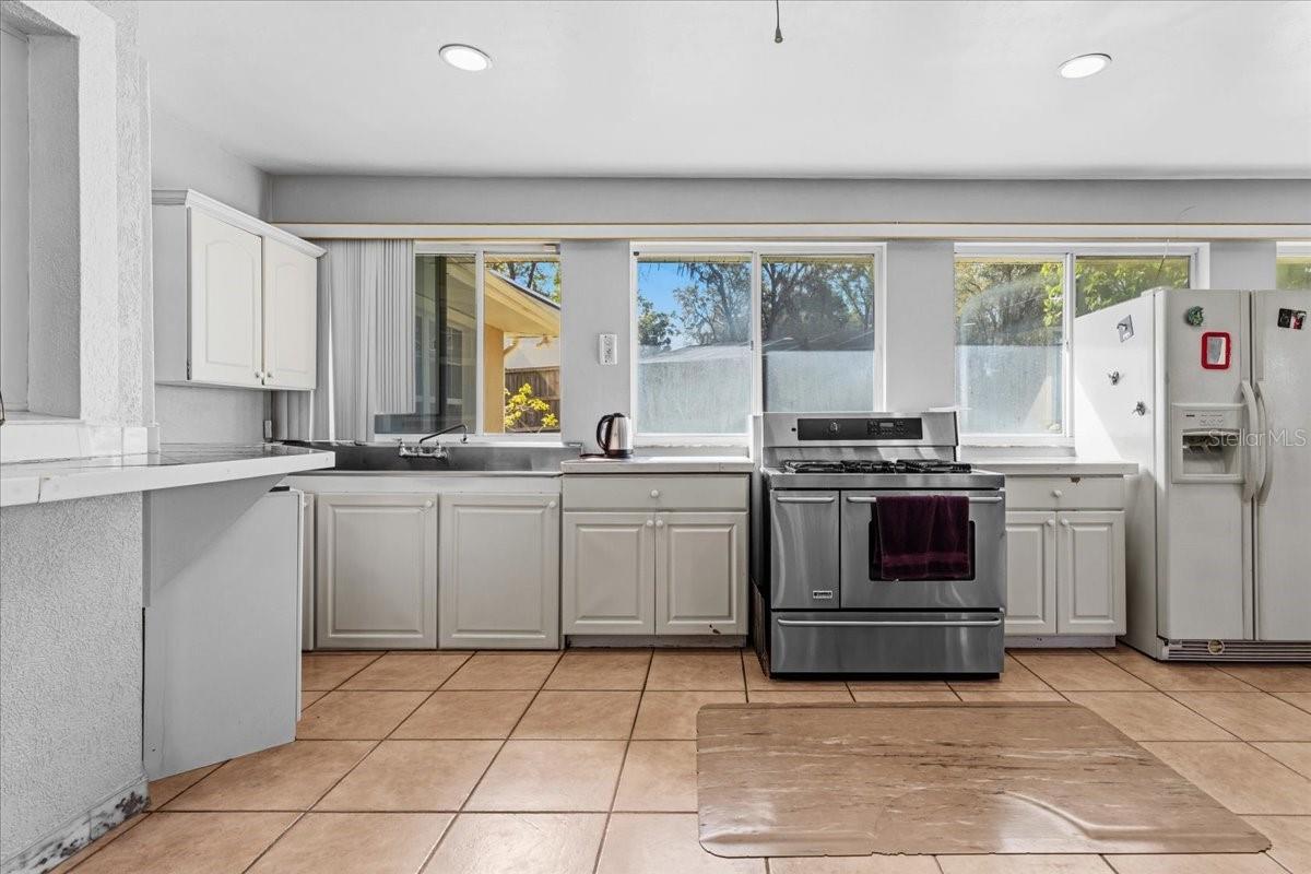 Listing photo id 24 for 196 Clubview Circle