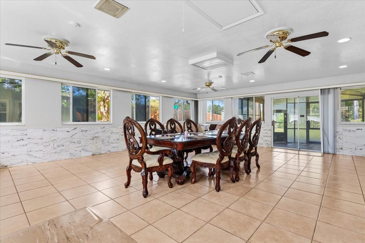 Listing photo id 25 for 196 Clubview Circle