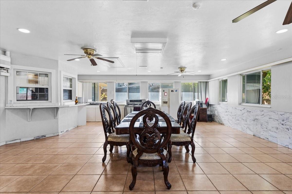 Listing photo id 27 for 196 Clubview Circle