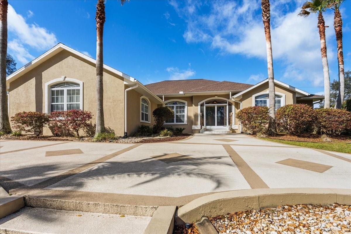 Listing photo id 1 for 196 Clubview Circle