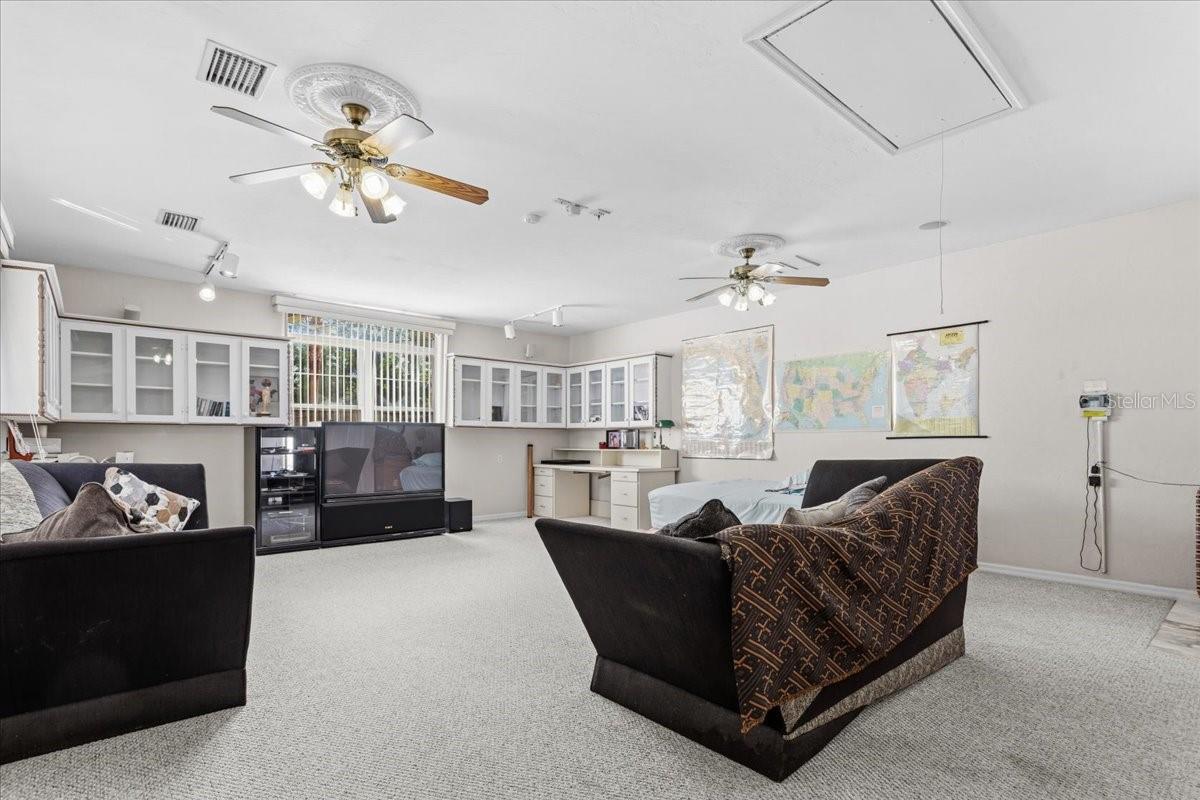 Listing photo id 28 for 196 Clubview Circle