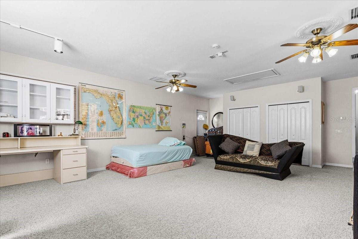 Listing photo id 29 for 196 Clubview Circle