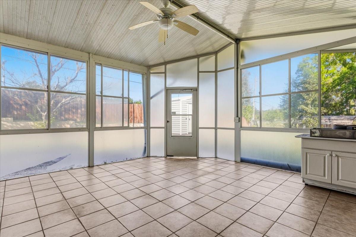 Listing photo id 31 for 196 Clubview Circle