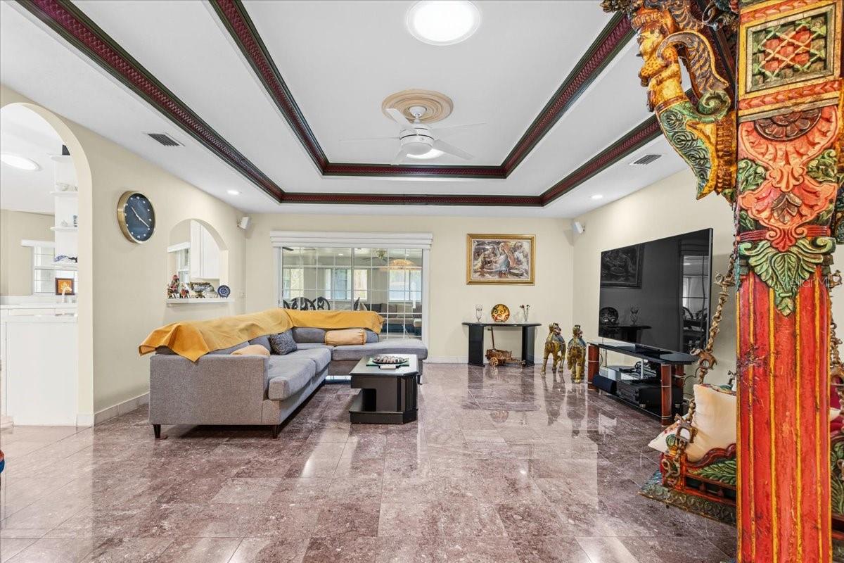 Listing photo id 4 for 196 Clubview Circle