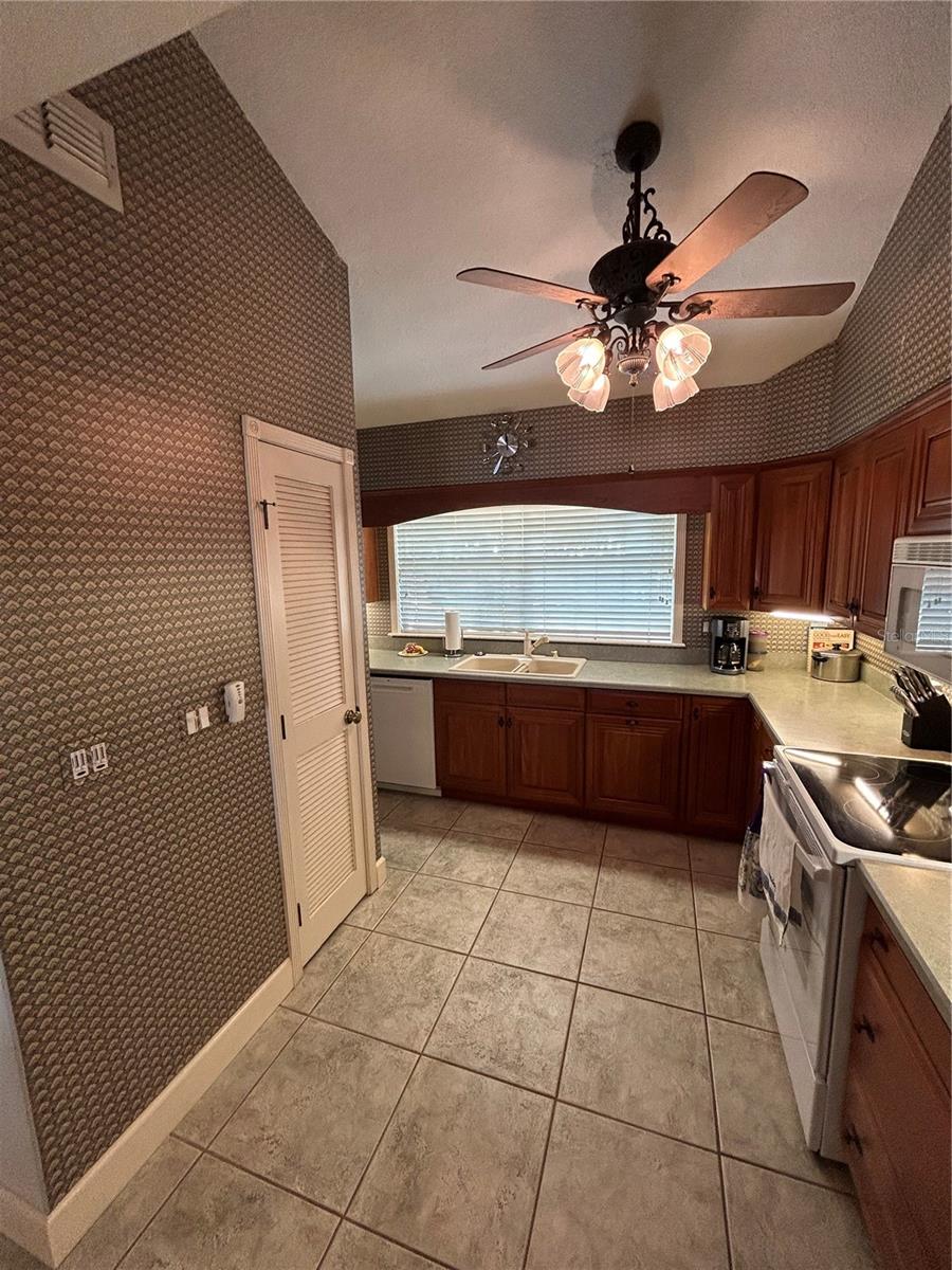 Image 4 of 21 For 11001 Sunset Harbor Road A04