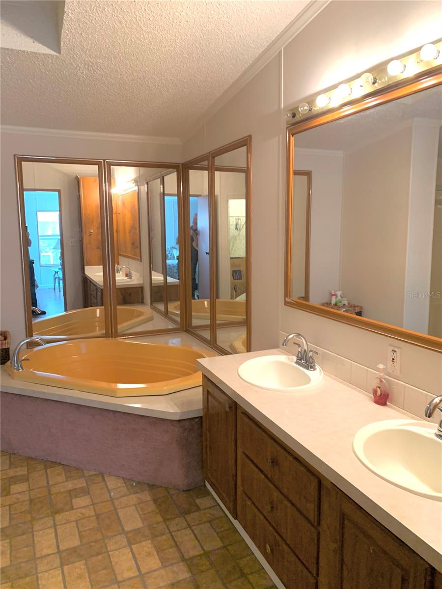 Image 23 of 55 For 11651 127 Lane