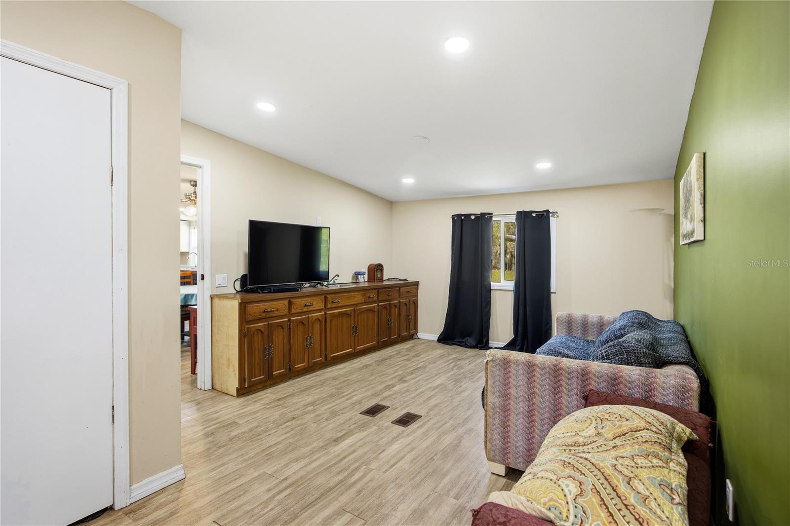 Image 4 of 32 For 636 Union Avenue