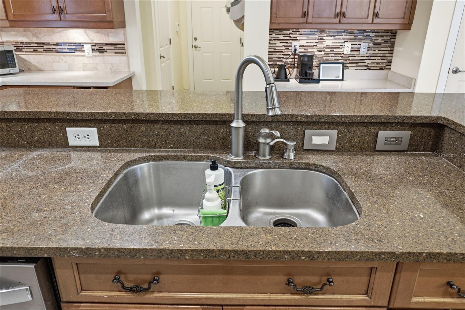 Image 16 of 79 For 9255 29 Avenue