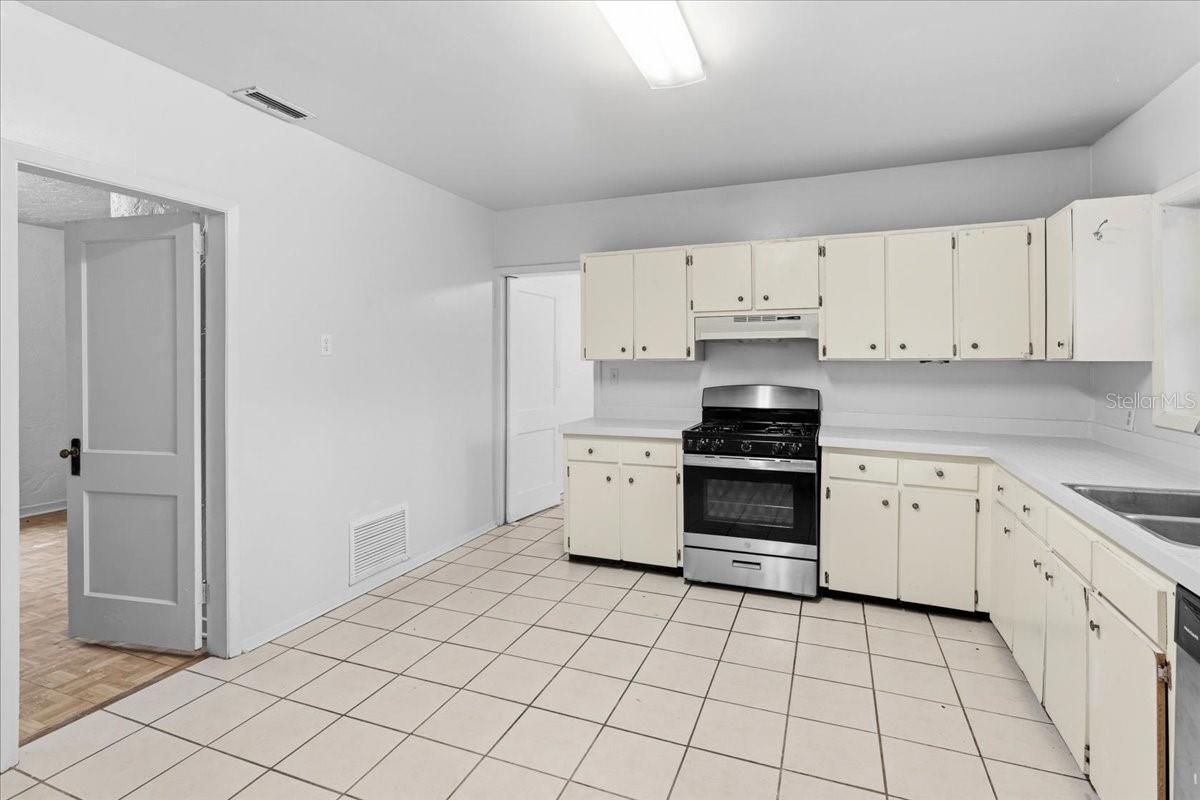 Image 18 of 39 For 779 37th Street