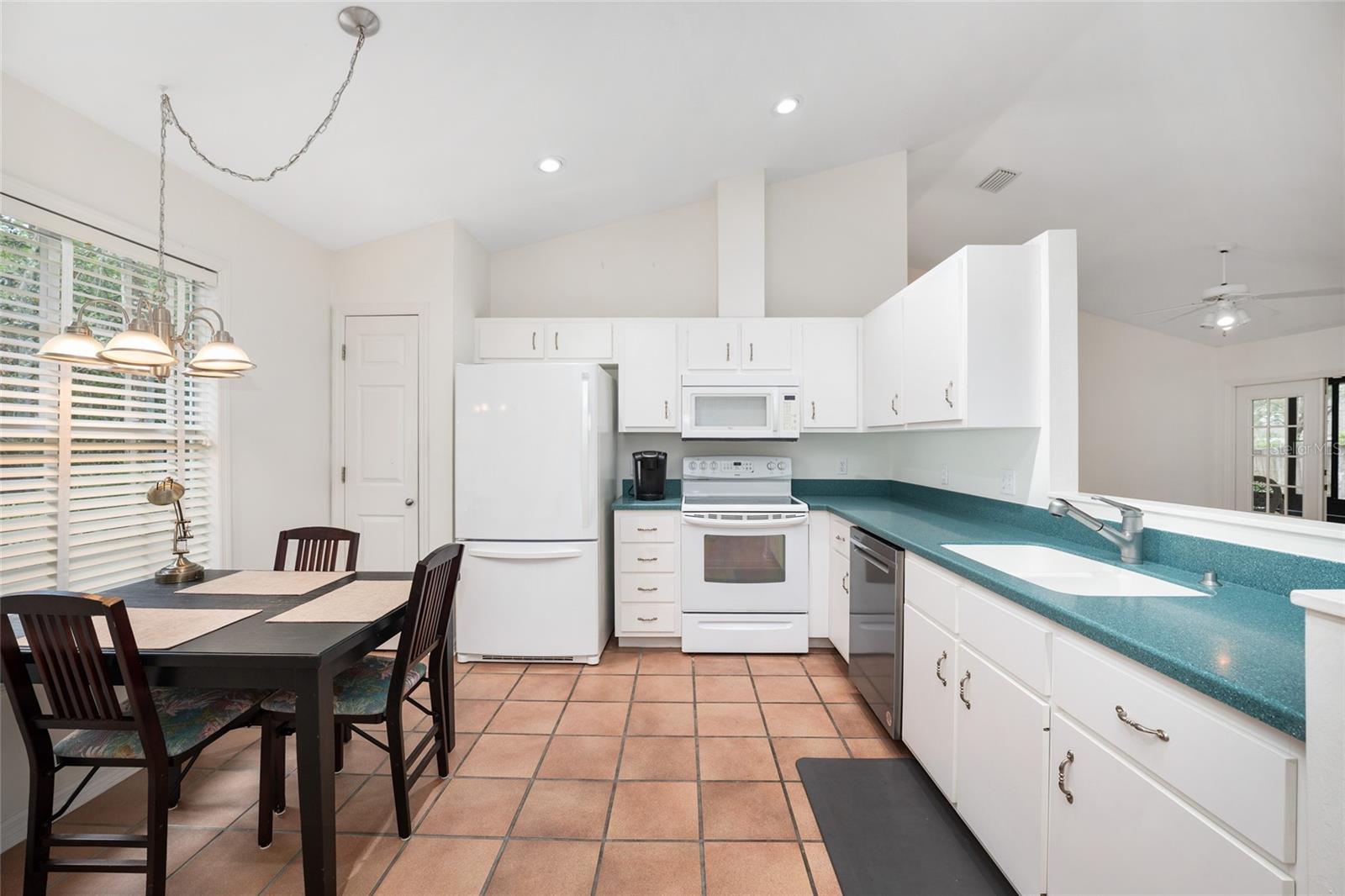 Image 7 of 39 For 1047 41st Drive