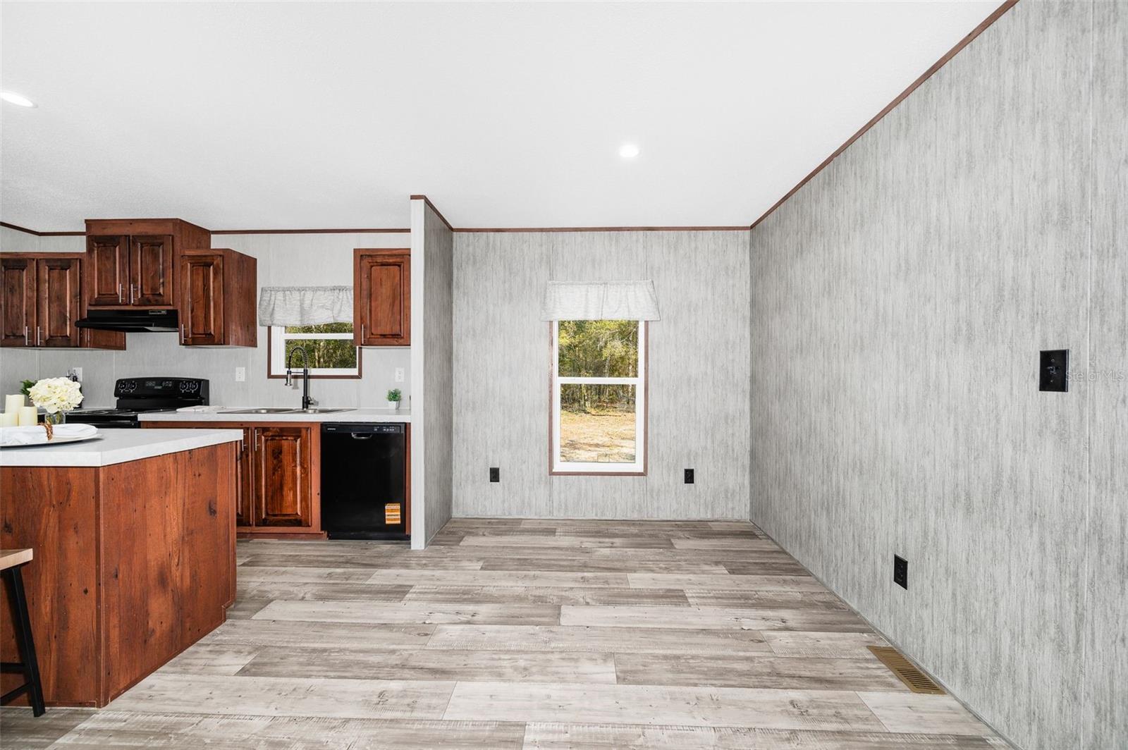 Image 11 of 28 For 6951 104 Court