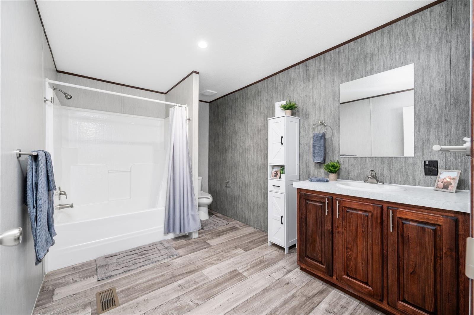 Image 16 of 28 For 6951 104 Court