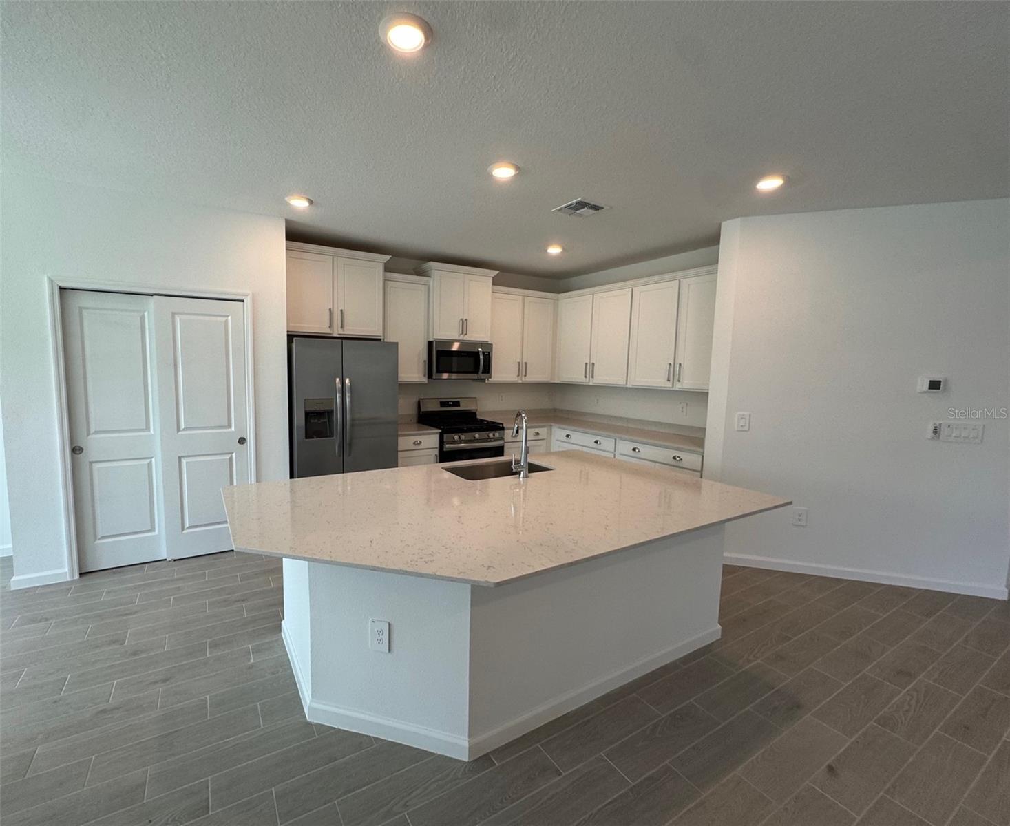 Image 4 of 19 For 13717 Convergence Boulevard