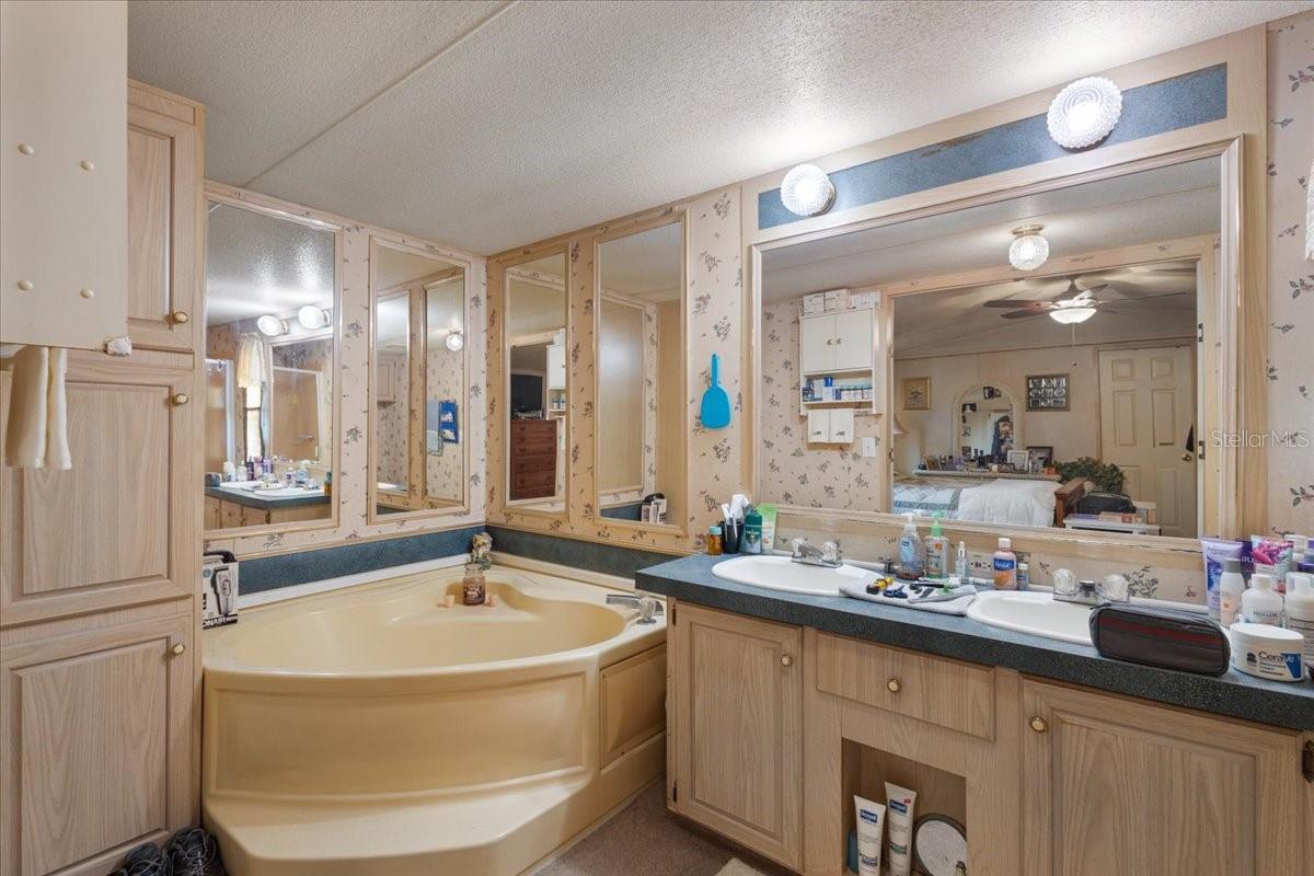 Image 20 of 40 For 187 Loxley Glen