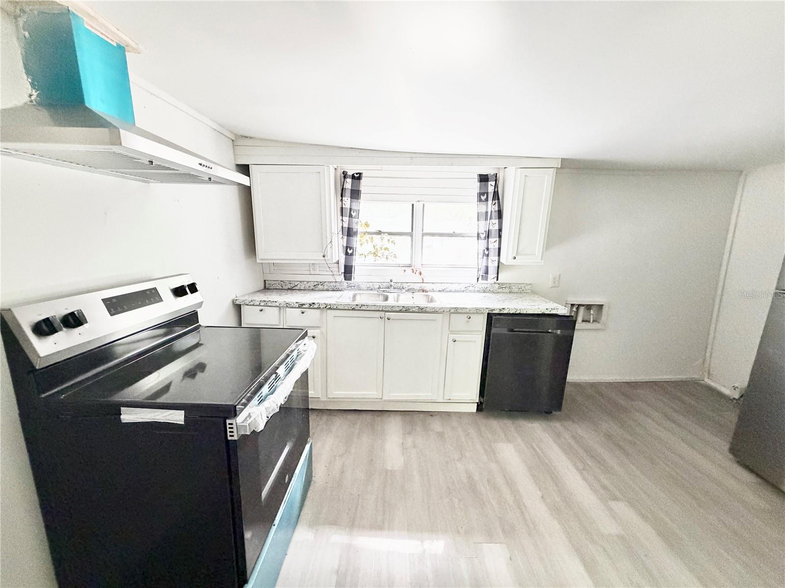 Image 9 of 19 For 21433 Hawthorne Road