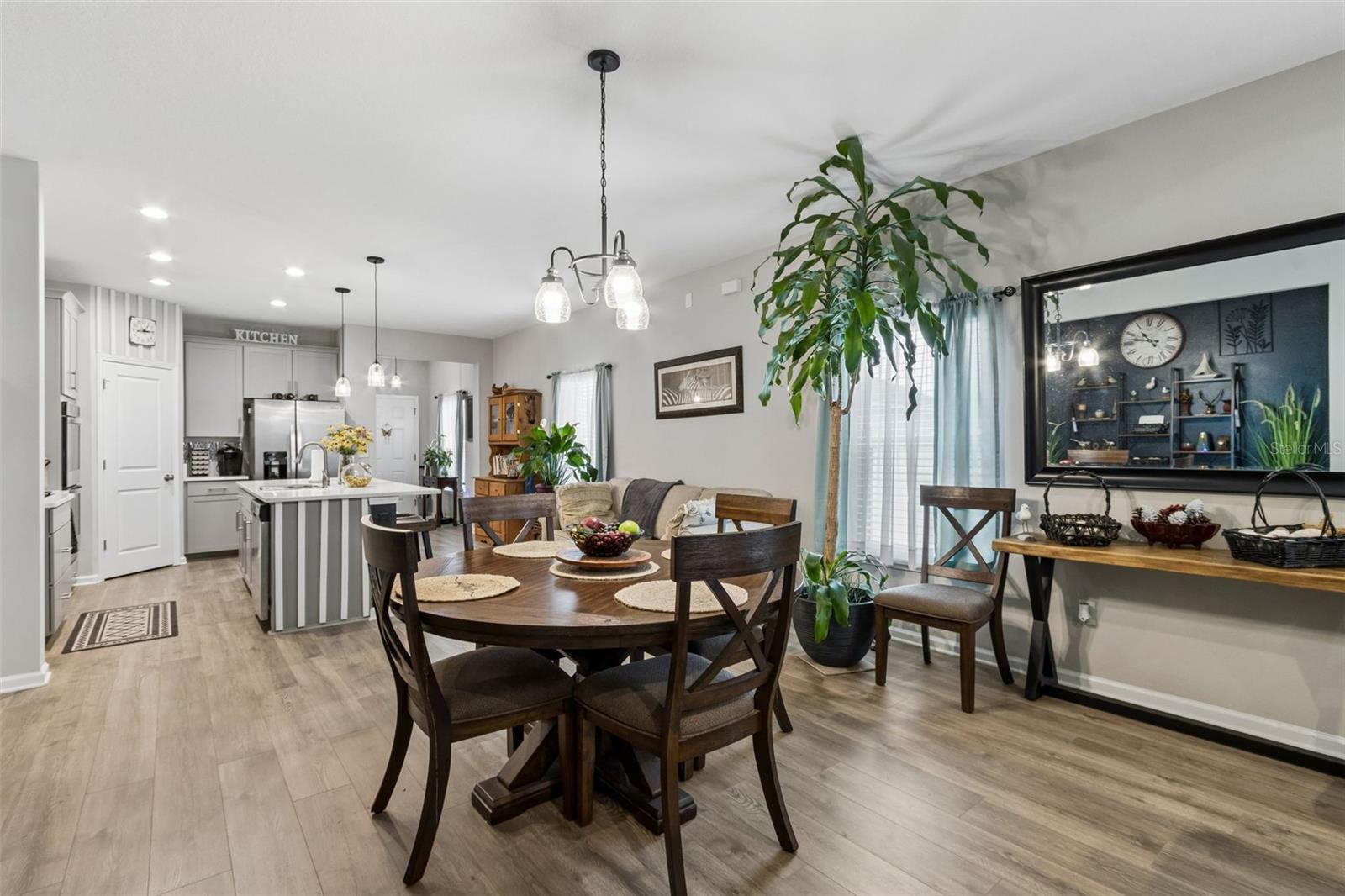 Listing photo id 14 for 250 Daydream Avenue