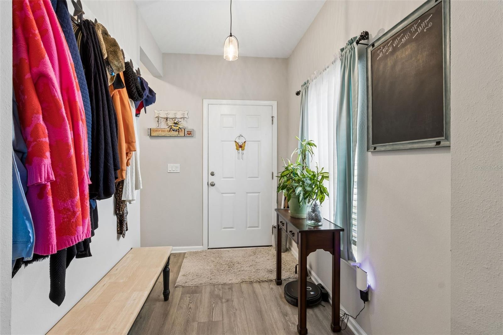 Listing photo id 0 for 250 Daydream Avenue