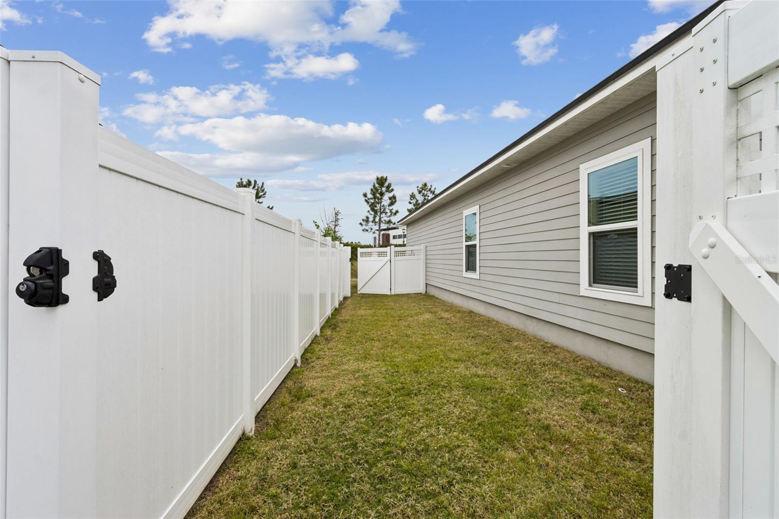 Listing photo id 29 for 250 Daydream Avenue