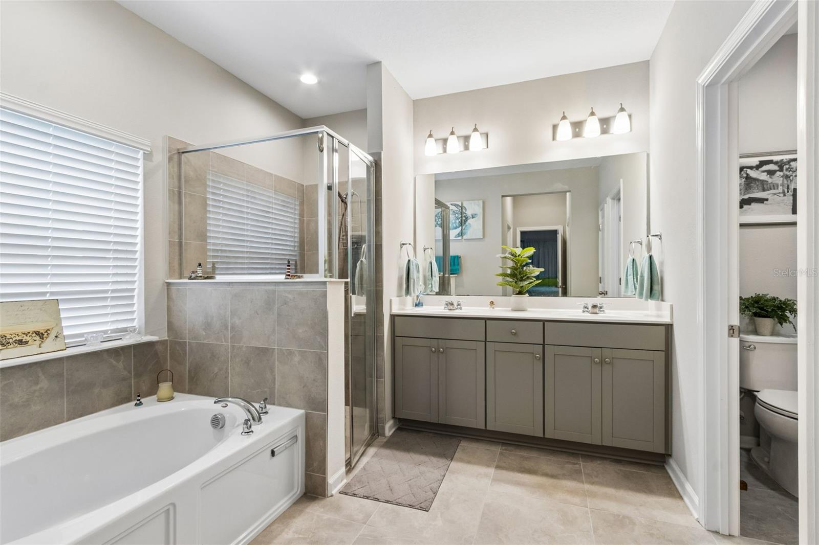 Listing photo id 2 for 250 Daydream Avenue