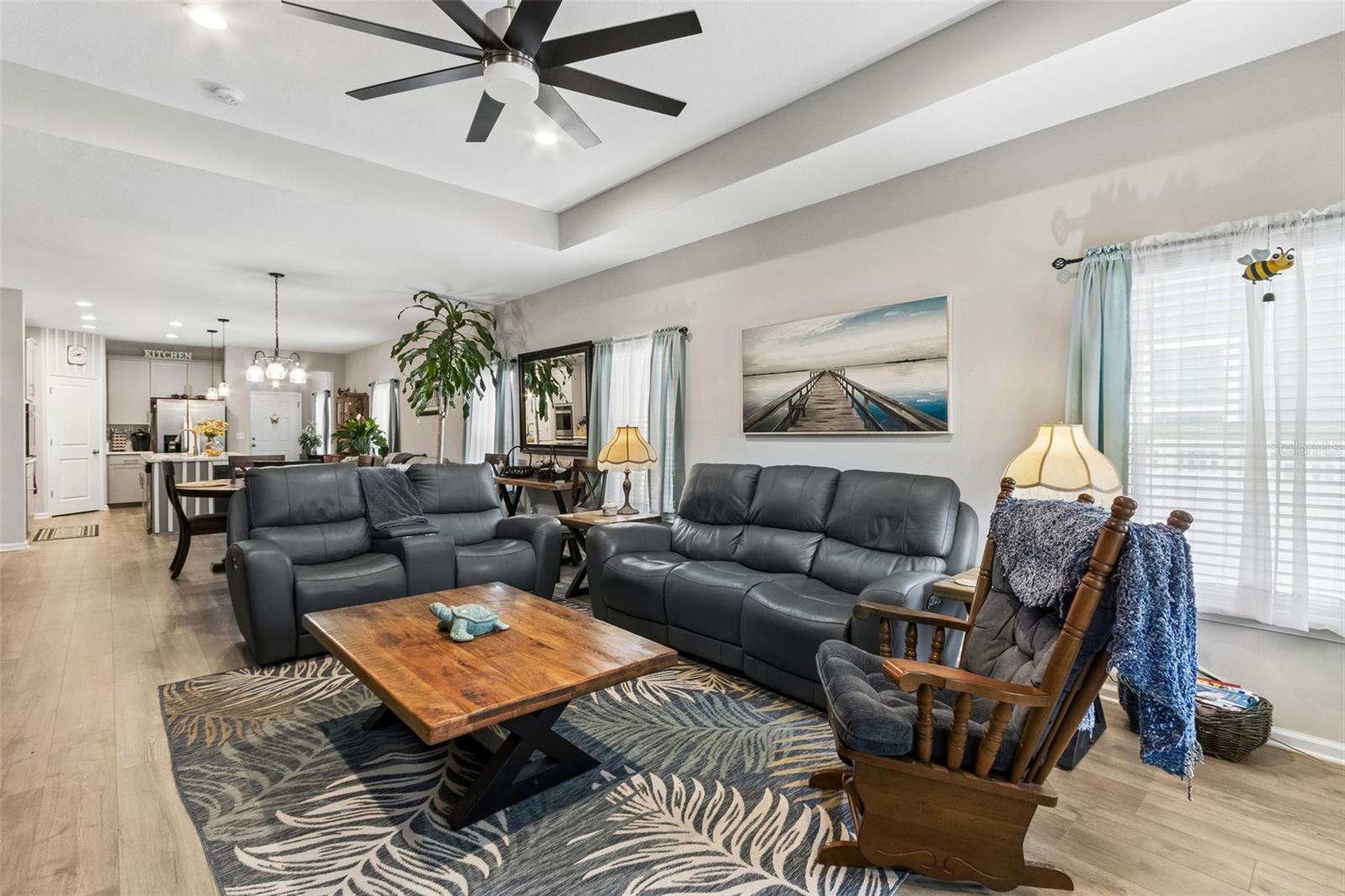 Listing photo id 3 for 250 Daydream Avenue