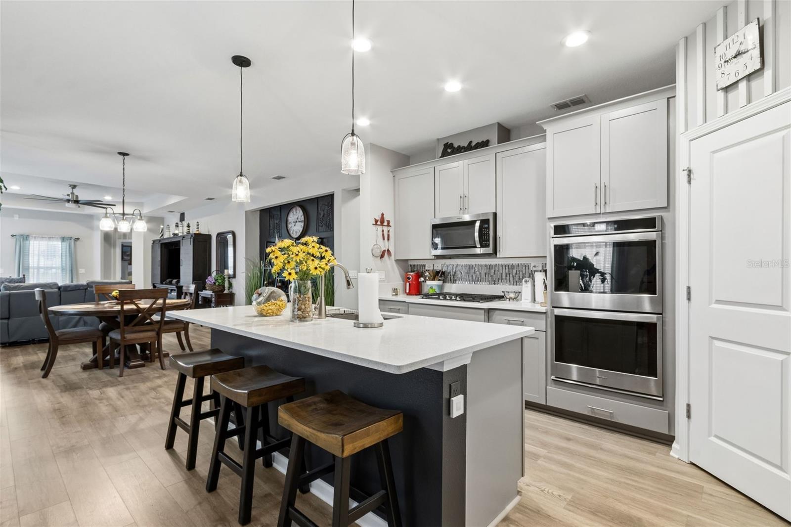 Listing photo id 4 for 250 Daydream Avenue