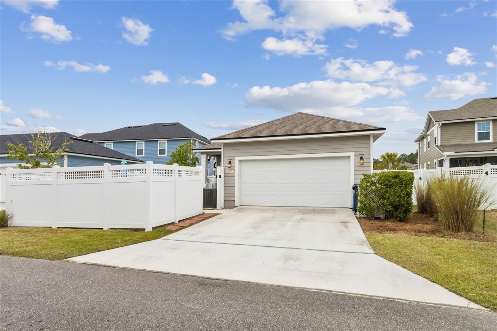 Listing photo id 5 for 250 Daydream Avenue