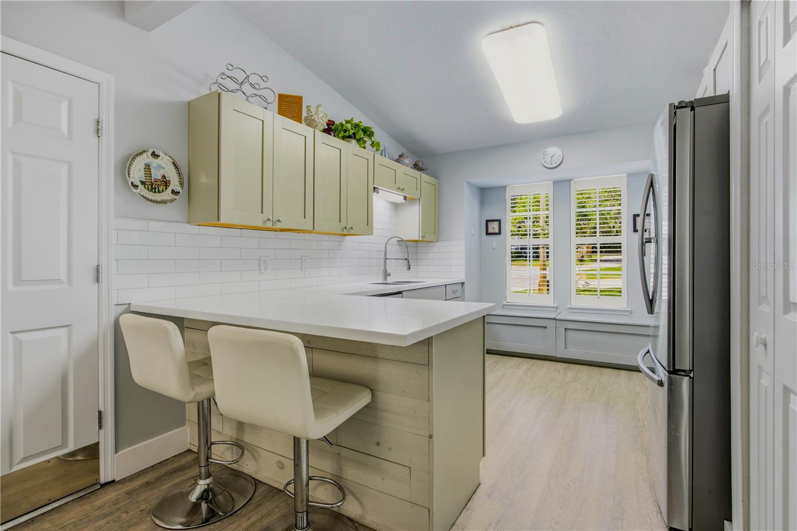 Image 11 of 27 For 419 50th Boulevard 805