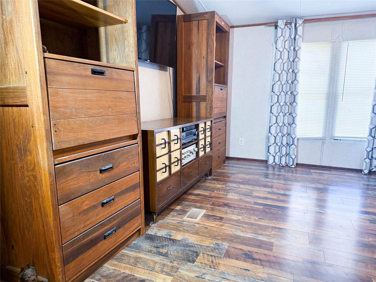 Image 15 of 53 For 104 Waterway Avenue