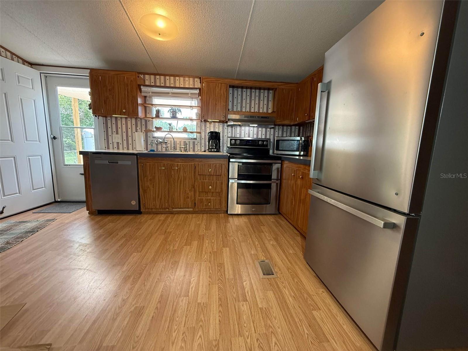 Image 18 of 53 For 104 Waterway Avenue