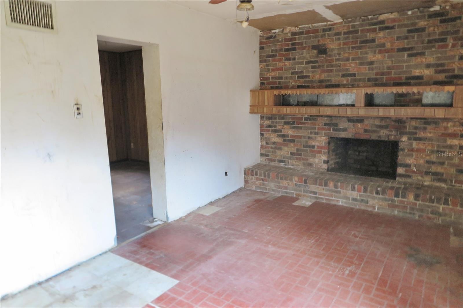 Listing photo id 9 for 1045 19th Street