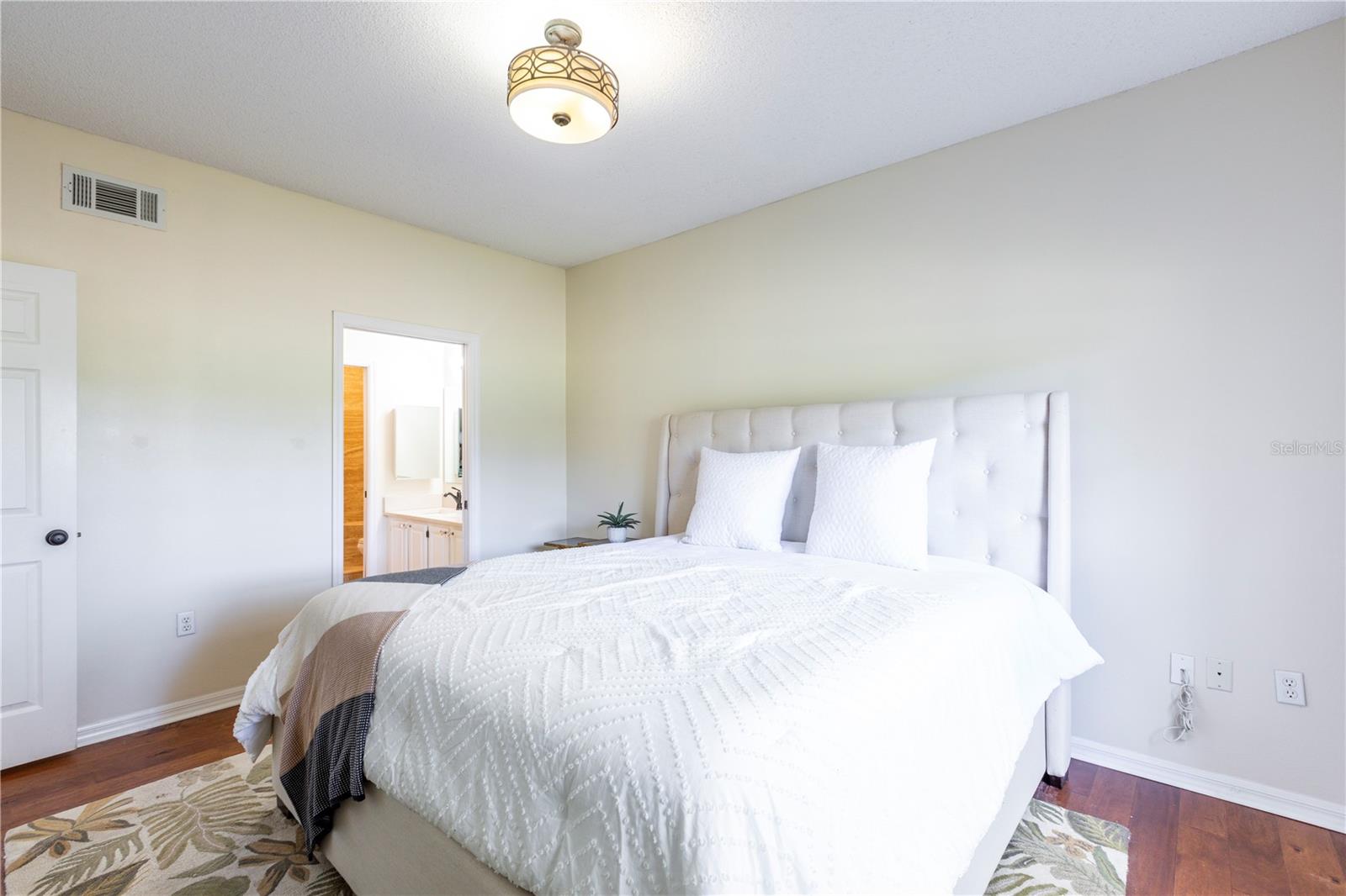 Image 13 of 33 For 10000 52nd Avenue 124