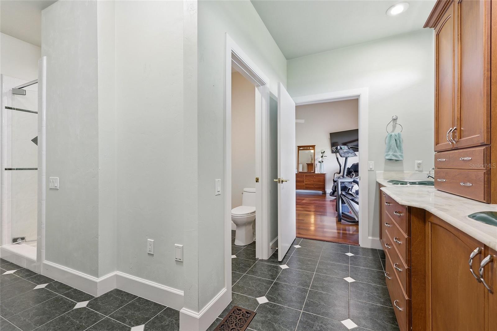 Image 29 of 66 For 1042 Woodland Avenue