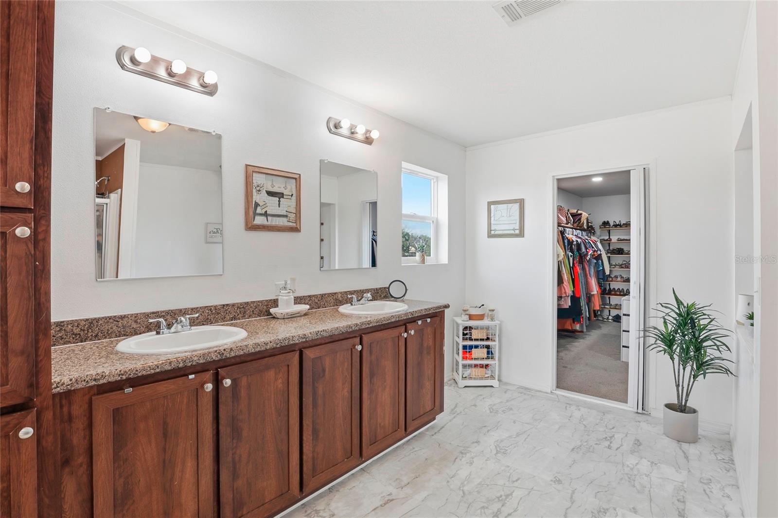 Image 36 of 60 For 952 Galilee Loop