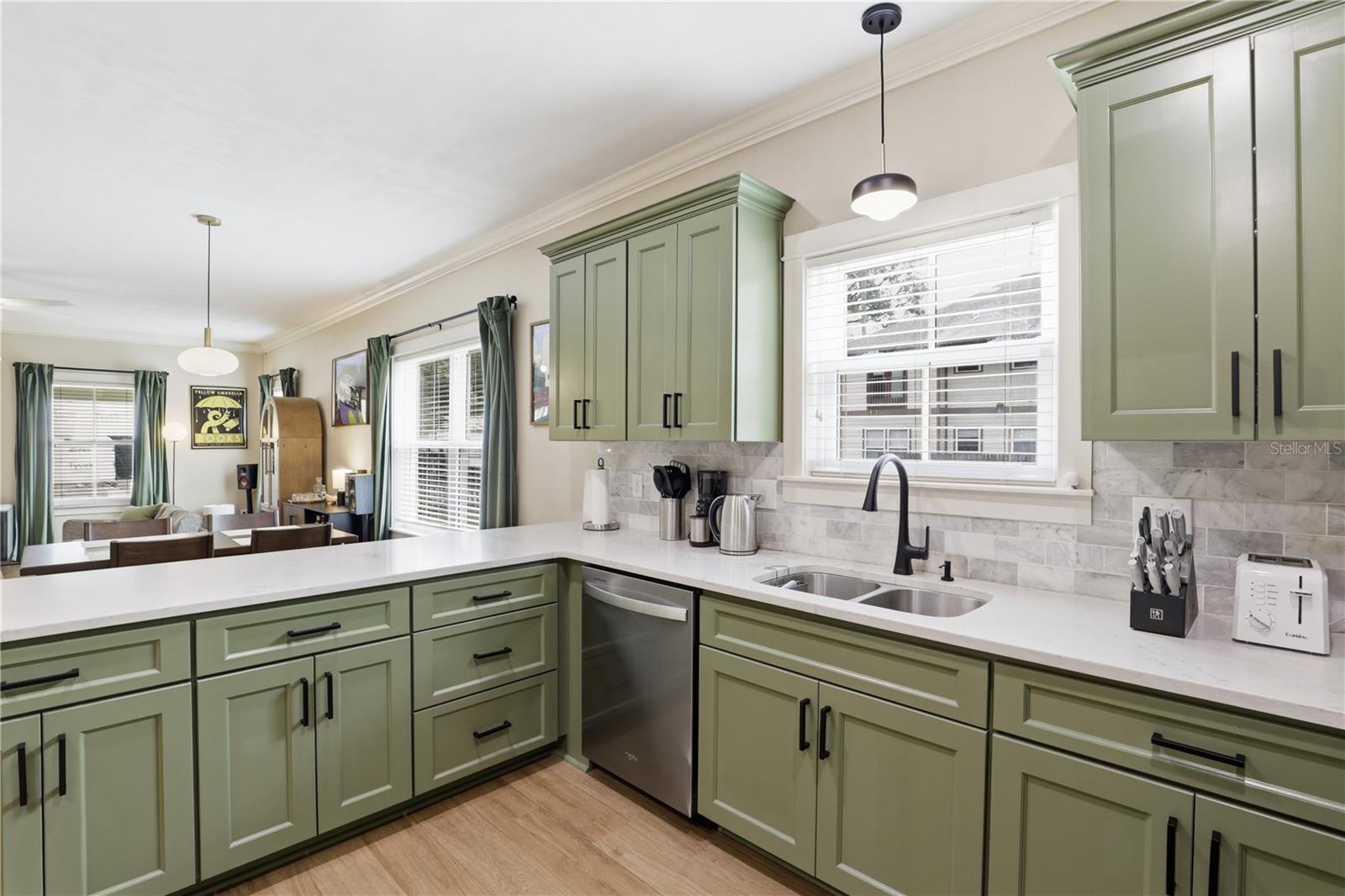 Image 11 of 39 For 811 3rd Avenue