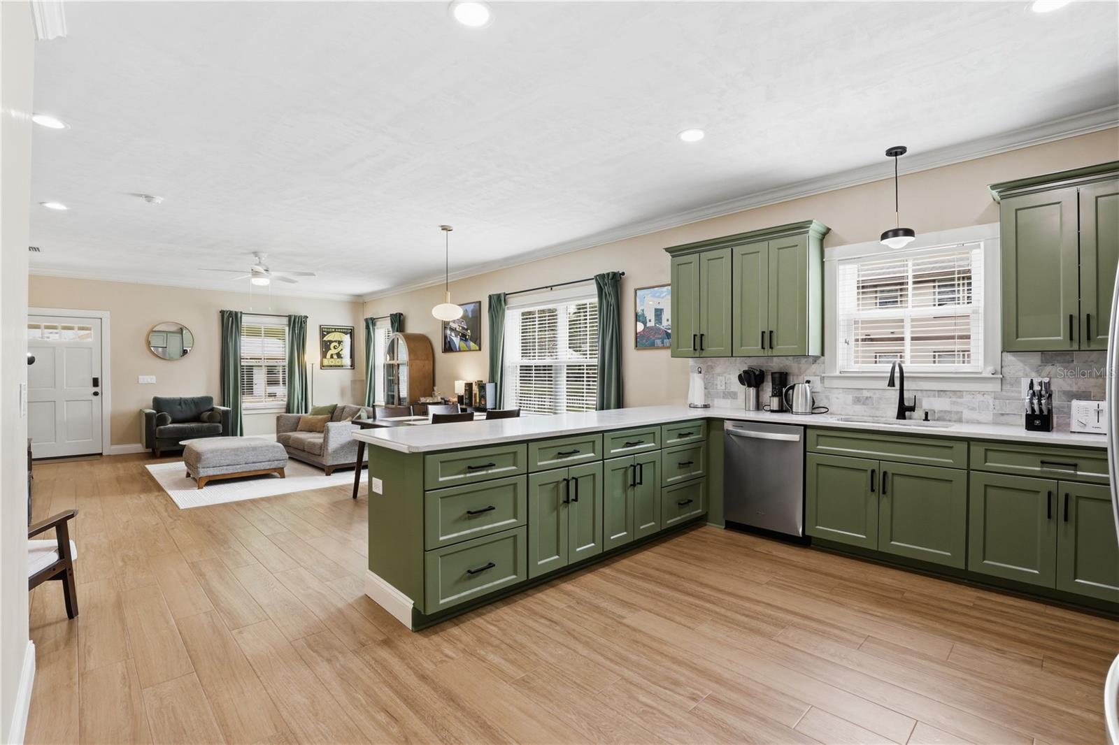 Image 9 of 39 For 811 3rd Avenue