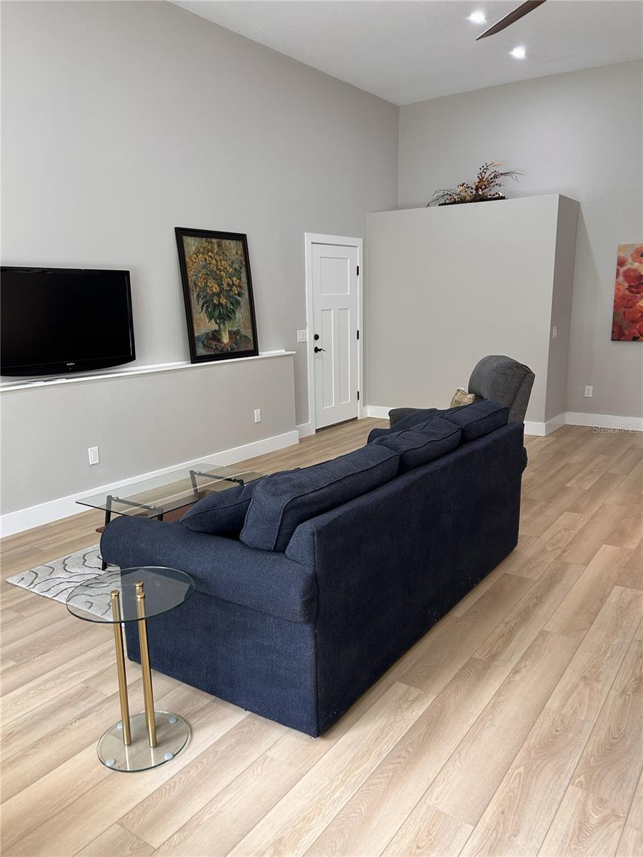 Image 11 of 32 For 12870 103 Terrace