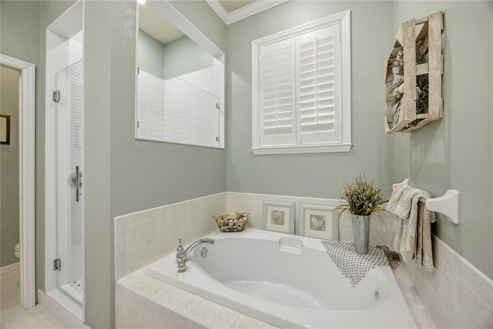 Image 25 of 62 For 6448 90 Street