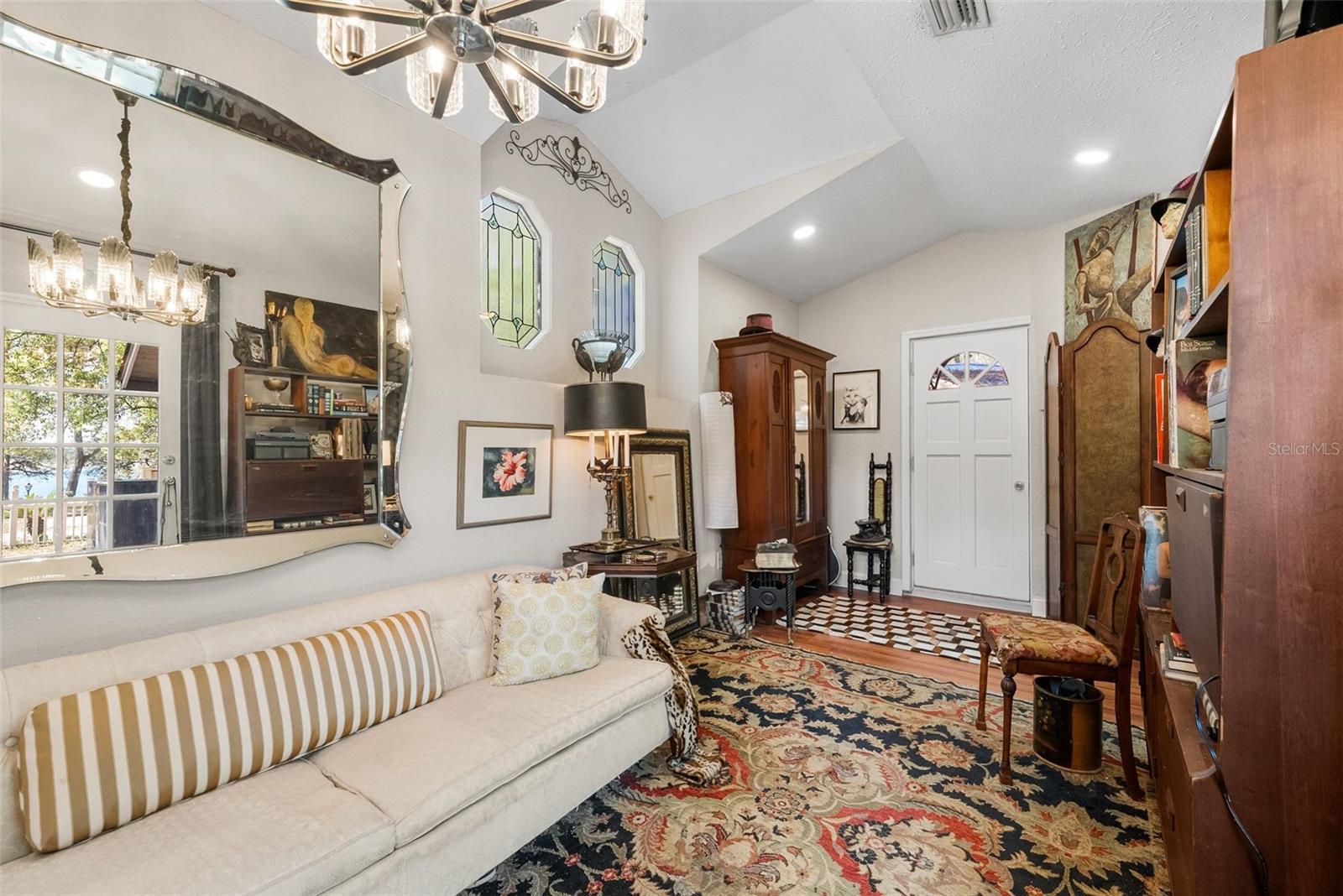 Image 17 of 32 For 360 Se Lakeview Drive