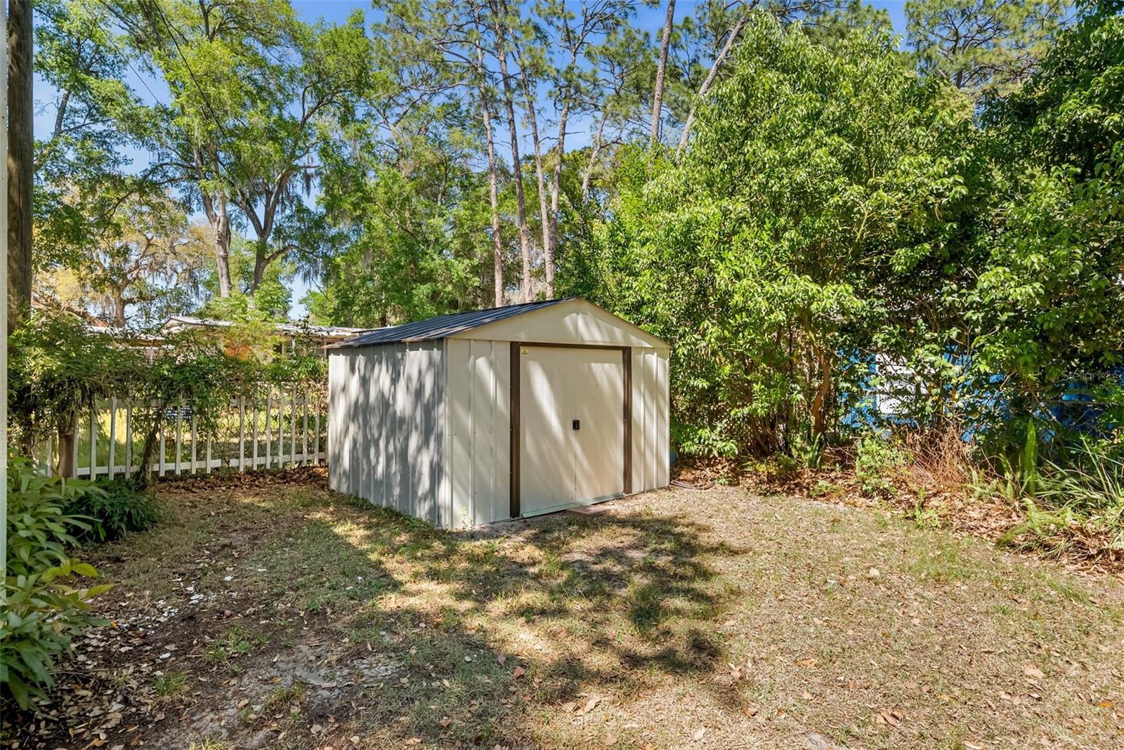 Image 27 of 32 For 360 Se Lakeview Drive